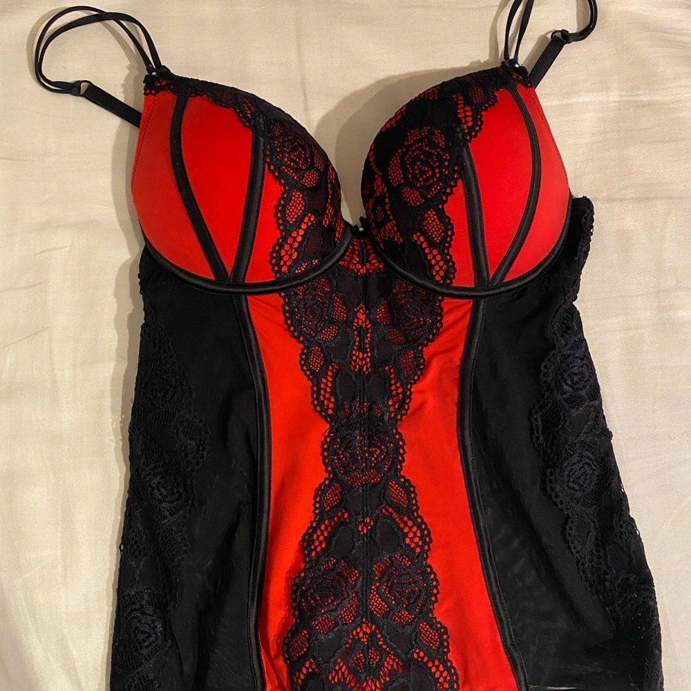 La Vie En Rose Black Lace Bustier